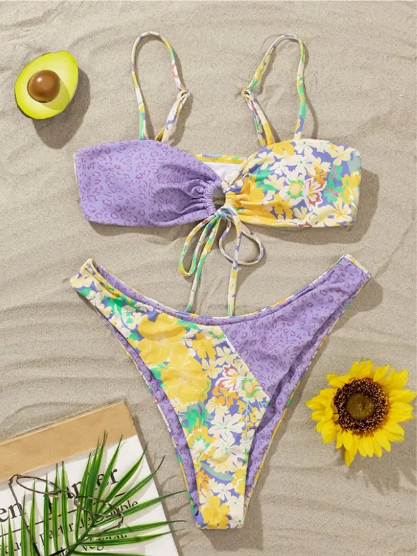 Bikinis con cordones y recortes con estampado irregular