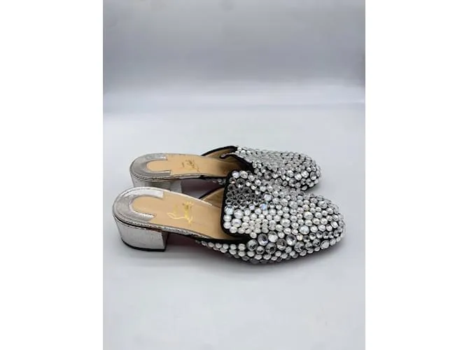 CHRISTIAN LOUBOUTIN Mules y zuecos T.UE 39 Resplandecer Plata 