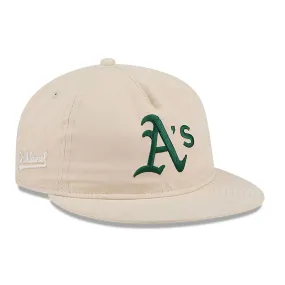 Gorra Strapback Oakland Athletics de corona retro en color beige claro de nylon cepillado.