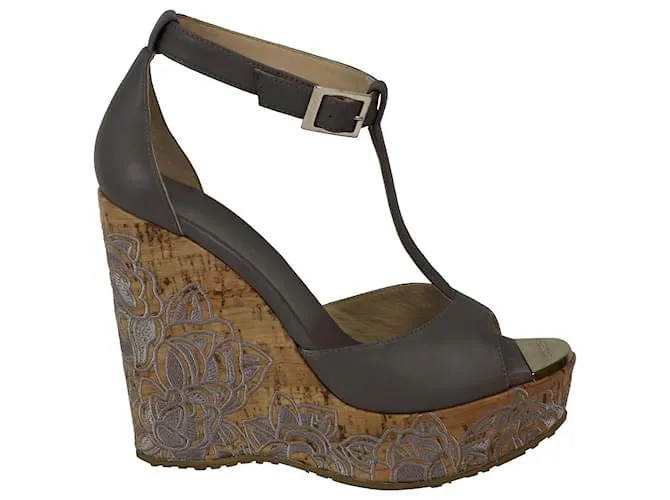 Jimmy Choo Sandalias con correa de tobillo con cuña de corcho bordado floral en cuero gris 