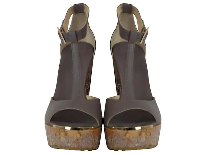 Jimmy Choo Sandalias con correa de tobillo con cuña de corcho bordado floral en cuero gris 