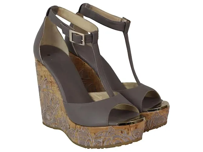 Jimmy Choo Sandalias con correa de tobillo con cuña de corcho bordado floral en cuero gris 