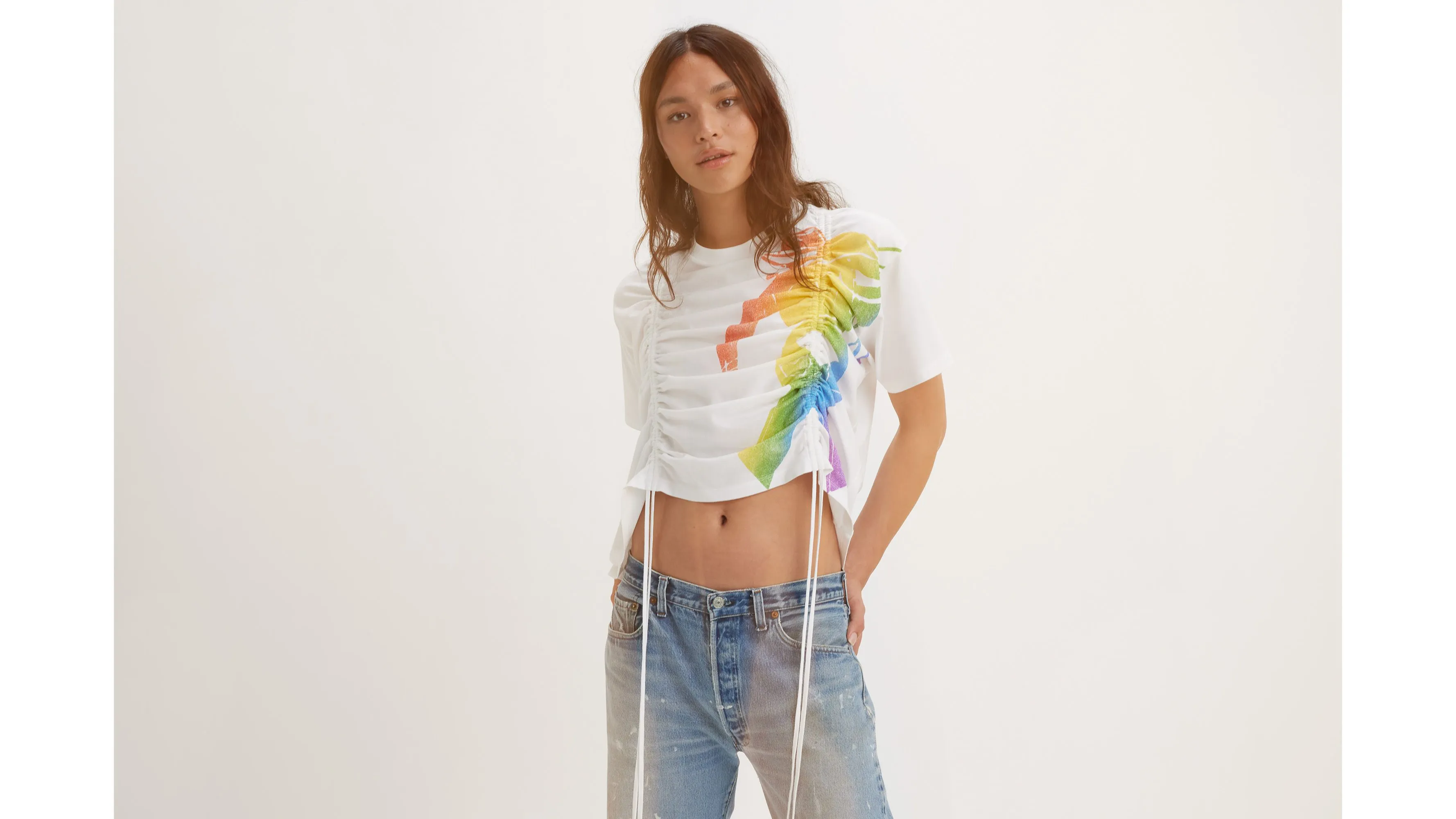 Levi's® Pride Camiseta Cinched Short Stack