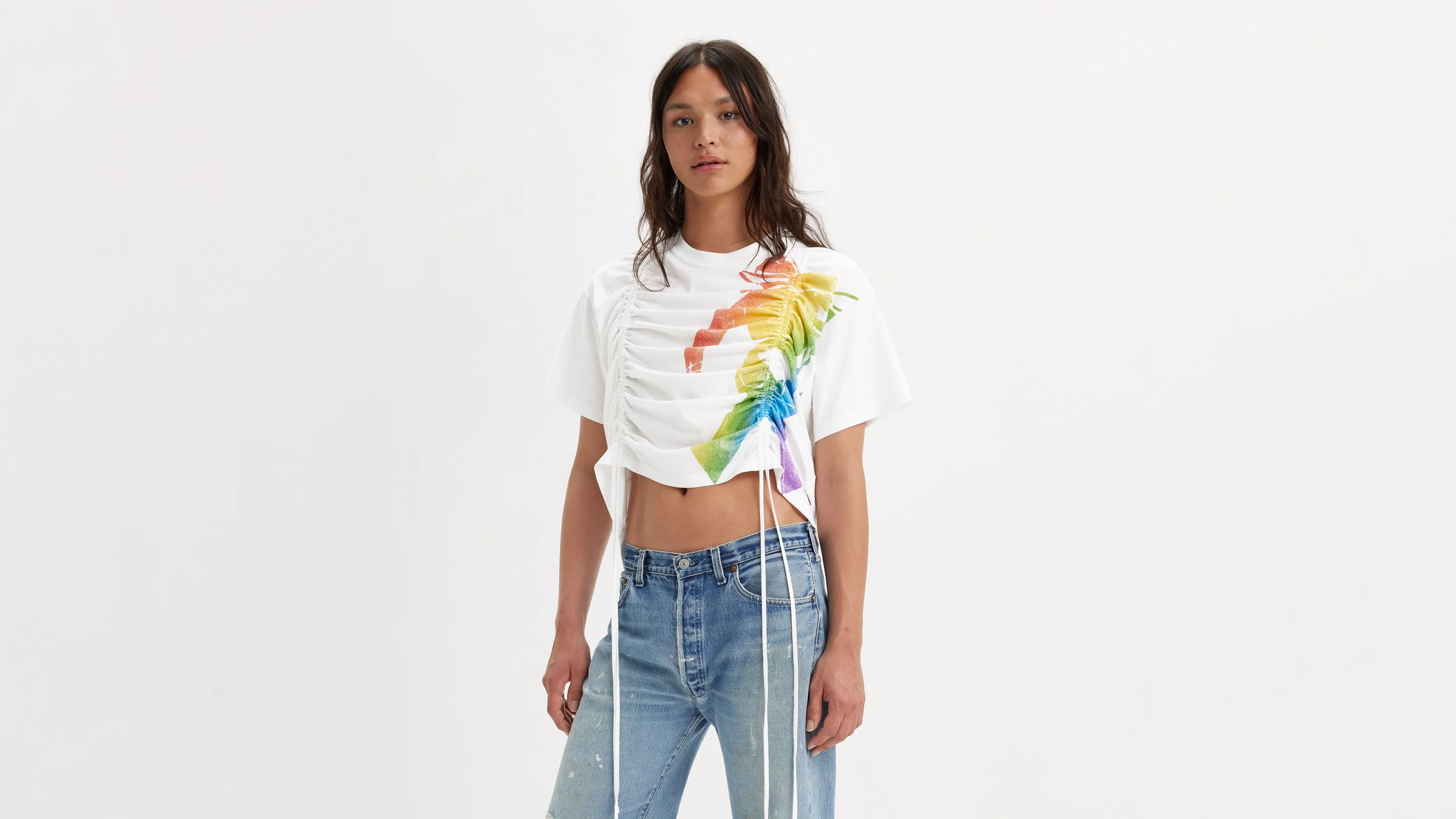 Levi's® Pride Camiseta Cinched Short Stack