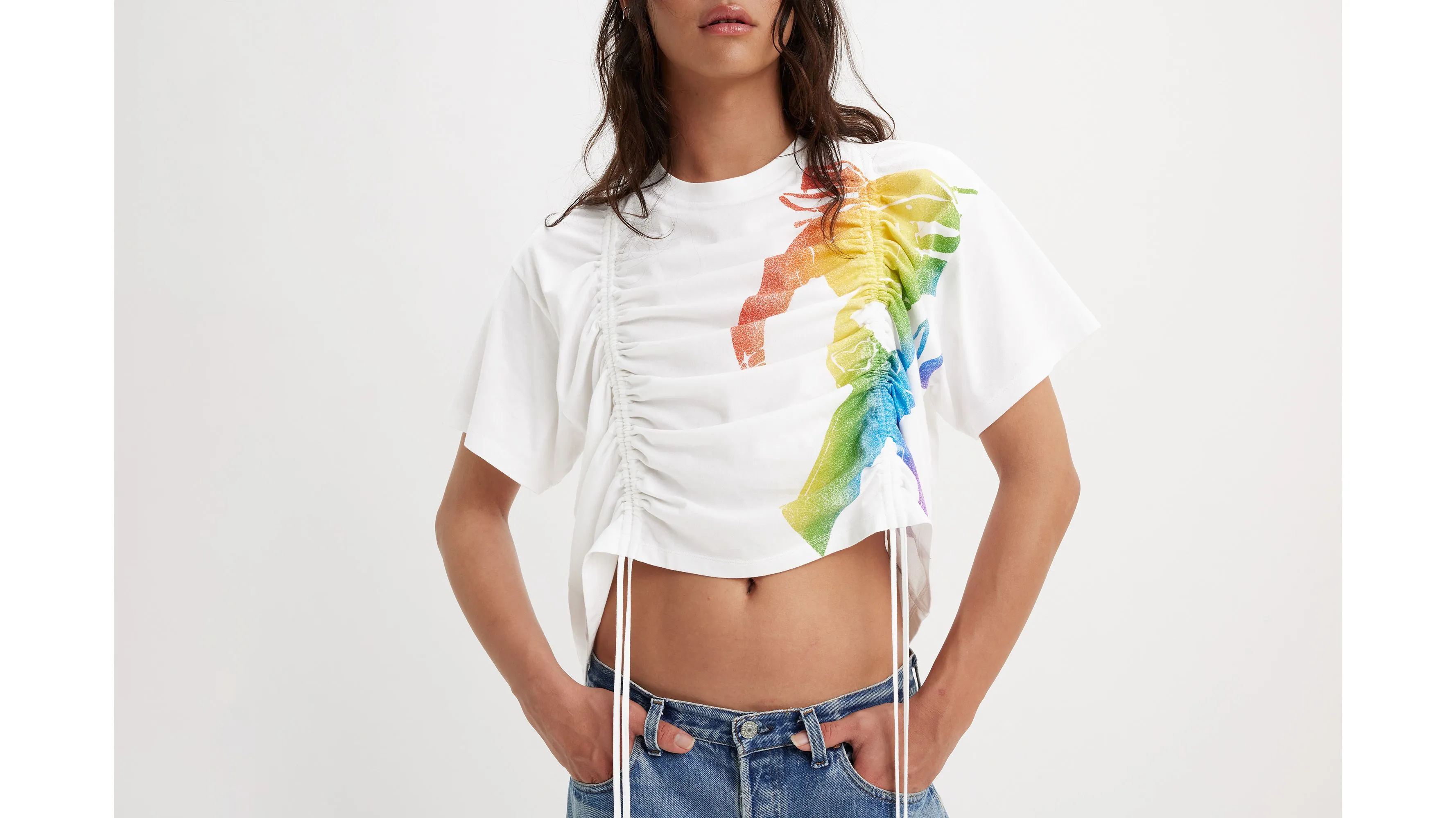 Levi's® Pride Camiseta Cinched Short Stack