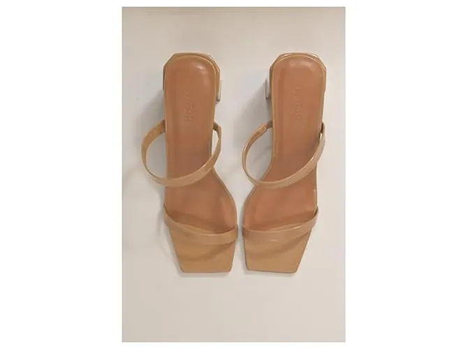 Sandalias By Far Tanya en piel de becerro patentada beige 