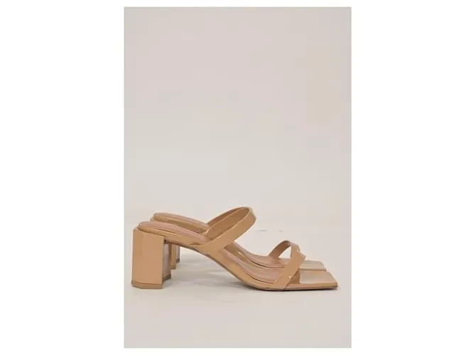 Sandalias By Far Tanya en piel de becerro patentada beige 