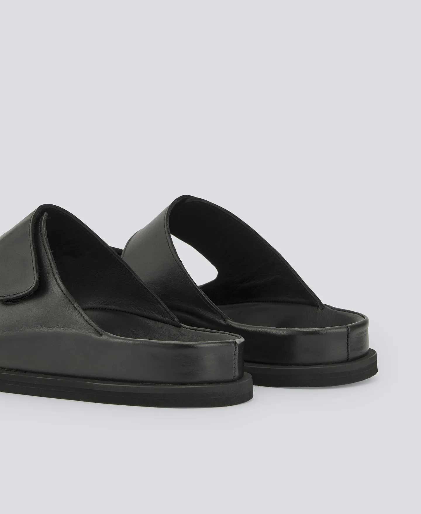 Sandalias en piel negras hombre