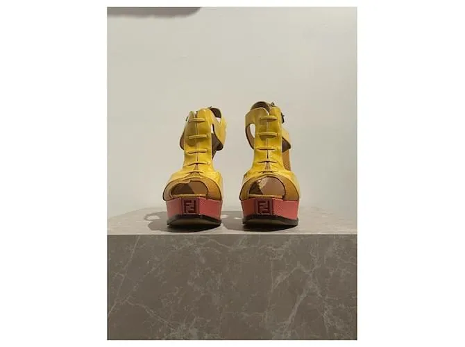 Sandalias FENDI T.EU 40 Piel Amarillo 