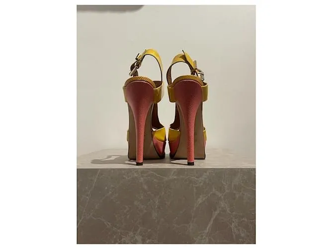 Sandalias FENDI T.EU 40 Piel Amarillo 