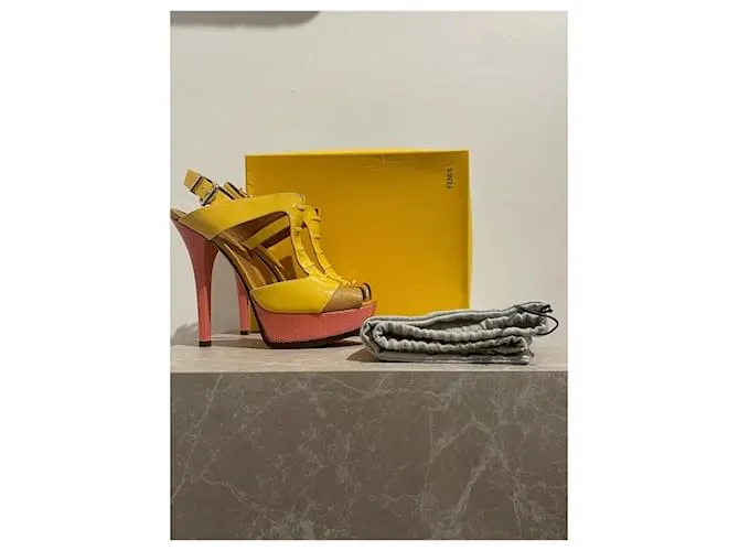 Sandalias FENDI T.EU 40 Piel Amarillo 